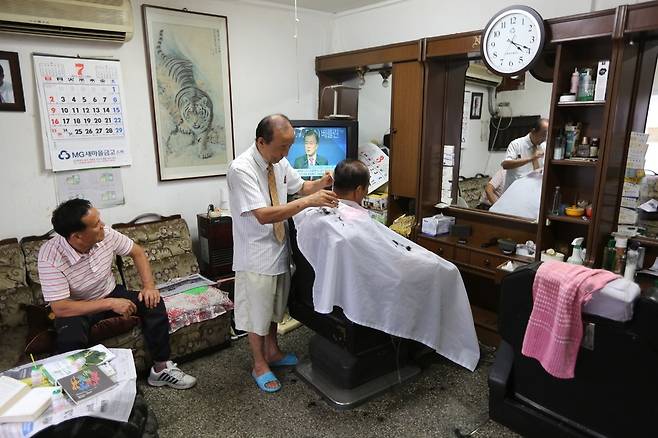 대전 소제동 대창이용원 이발사 이종완(80)씨의 이발 모습.