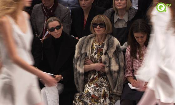 안나 윈투어 보그 편집장이 어깨에 모피 코트를 두르고 패션쇼를 보고 있다. [중앙포토]