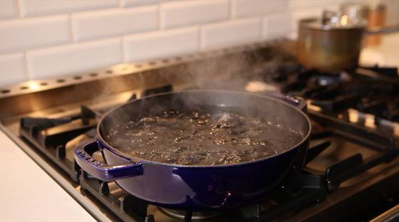 넉넉한 냄비에 물을 올린다. 물을 끓이는 시간이 사실상 가장 길다. 물을 올린 뒤 끓기 전까지 부재료 손질을 할 것.