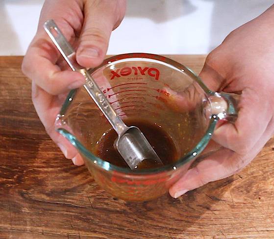 소스는 정말 간단하다. 간장에 고추냉이, 다진 마늘과 올리브 오일을 넣어 섞는다.