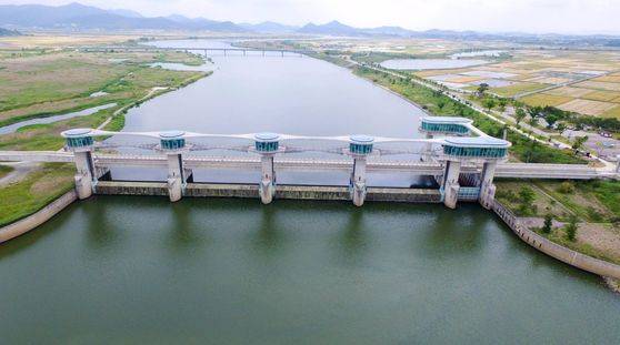 지난 5월 말부터 수위를 낮춘 영산강 죽산보. [프리랜서 장정필]