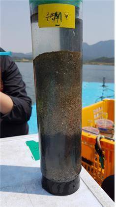 코어 채집기로 강바닥에서 채취한 퇴적물. [사진 국립환경과학원]