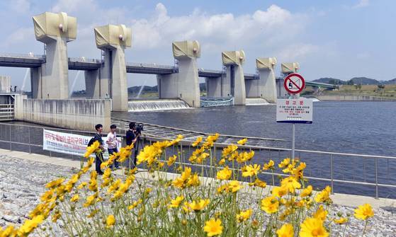 지난달 1일부터 수문을 부분 개방한 금강 공주보. [프리랜서 김성태]