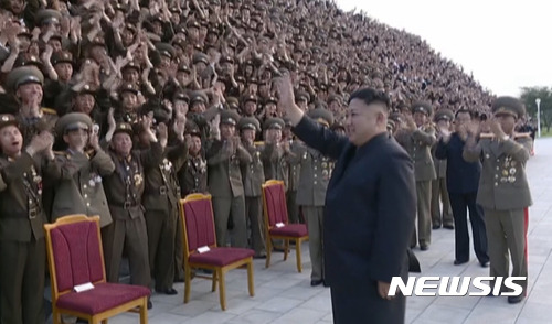 【서울=뉴시스】김정은 노동당 위원장이 금수산 태양궁전에서 대륙간탄도미사일(ICBM)급의 화성-14형 시험발사에 관여한 과학자와 기술자들과 기념촬영을 했다고 13일 보도했다. 2017.07.13. (사진=조선중앙TV 캡쳐) photo@newsis.com