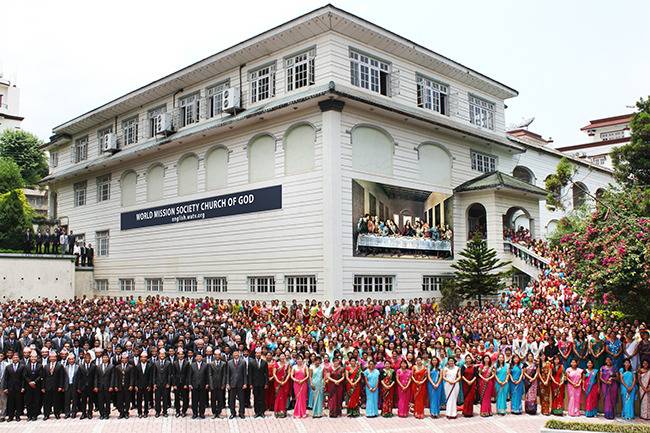 네팔 카트만두 하나님의 교회와 현지 신자들.