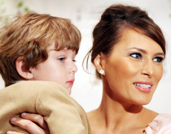 2009년 3월 3일 뉴욕 장난감가게 FAO Schwarz에서 열린 18회 버니홉(토끼뜀) 행사에 참석한 배런 트럼프(사진 왼쪽)과 멜라니아 트럼프. /게티이미지코리아