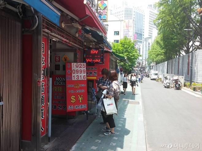 관광객들이 많은 명동에는 사설 환전소가 여럿 있다. 사진은 2014년.