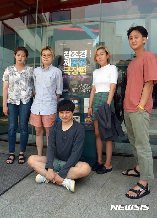 【서울=뉴시스】장세영 기자 = 서바이벌 연극 '창조경제-공공극장편'과 이 경쟁 시스템 연극에 참여한 연출가들이 14일 오후 서울 중구 남산예술센터에서 뉴시스와 인터뷰를 하고 포즈를 취하고 있다. 사진은 잣프로젝트 연출 이재민 (왼쪽부터), 907 연출 설유진, 불의전차 연출 변영진, 신야 연출 신아리, 극단 앤드씨어터 연출 전윤환. 2017.07.14. photothink@newsis.com