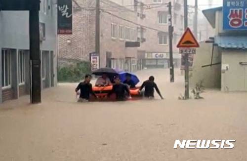 【청주=뉴시스】인진연 기자 = 16일 내린 집중호우로 침수된 충북 청주시 흥덕구 비하동 저지대에서 119구조대가 고립됐던 주민을 보트를 이용해 구조하고 있다. 호우 경보가 내린 청주 지역에는 이날 오후 2시까지  290㎜의 물폭탄이 쏟아졌다.2017.07.16.(사진=청주 서부소방서 제공)  photo@newsis.com