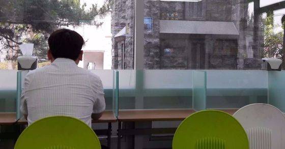 한 직장인이 편의점에 마련된 1인 좌석에서 홀로 점심 식사를 하고 있다. '혼밥' 등 혼자서 일상 생활을 하는 경우가 많은 1인 가구는 갈수록 늘어나고 있다. 이들의 빈곤 문제와 사회적 고립 위험성도 따라서 올라가고 있다. [중앙포토]