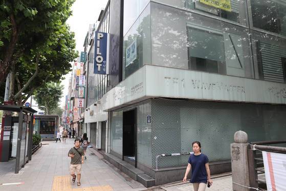 서울 도심의 손꼽는 상권이던 종각역 일대에 불황의 파도가 덮쳤다. 종로권의 중심이 종로2가에서 광화문과 종로1가로 넘어가는 상황에서 임대료 마저 치솟자 상인들이 더이상 버티지 못하고 점포를 빼고 있는 것이다. 종각역 4번 출구 앞 이 4층 건물은 건물 전체가 공실이다.1층은 4년째 비어 있다.이 건물 바로 옆 파이롯트 건물은 현재 내부 수리중이다.