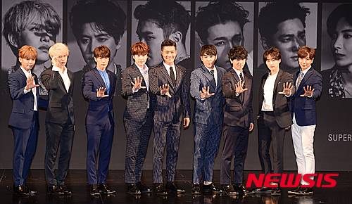 【서울=뉴시스】김동민 기자 = 남성그룹 슈퍼주니어의 데뷔 10주년 스페셜 앨범 ‘Devil’ 발매 기념 기자회견이 15일 오후 서울 삼성동 코엑스 아티움에서 열린 가운데 슈퍼주니어 멤버들이 사진 촬영을 하고 있다.  슈퍼주니어의 데뷔 10주년 스페셜 앨범 ‘Devil’은  가수 이승환, 자우림의 김윤아, 장미여관, 에피톤프로젝트, 히트 작곡가 켄지 등 다양한 뮤지션과 특급 콜라보레이션이 기대되는 앨범이다. 2015.07.15.life@newsis.com