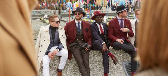 패션피플이라면 겉옷을 어깨에 걸치는 '숄더로빙' 패션이 익숙하다. 이탈리아 피렌체에서 열린 세계 최대 남성복 박람회 '피티워모' 참가자 [사진 피티워모 홈페이지]