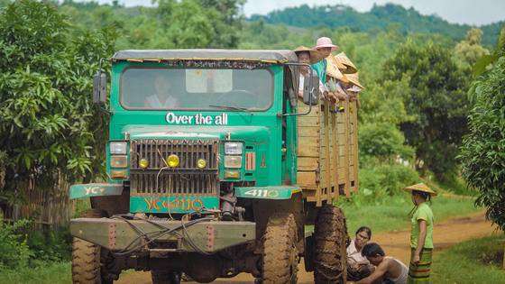 트럭을 타고 이동 중인 고산마을 사람들.