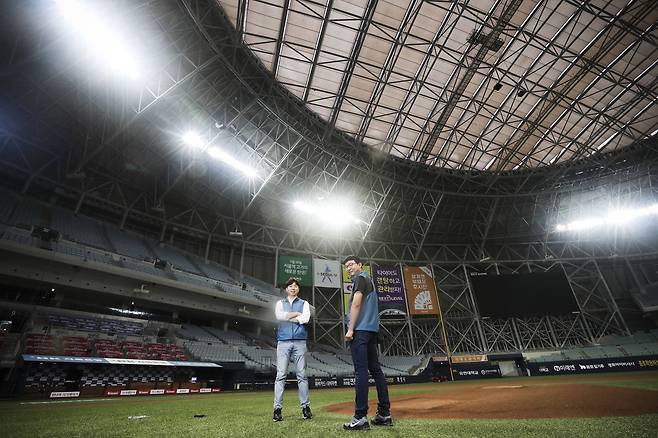 돔경기장 시설팀 이춘우 과장(오른쪽)과 이민승 대리가 18일 오전 서울 구로구 고척스카이돔에서 포즈를 취하고 있다. 김경록 기자