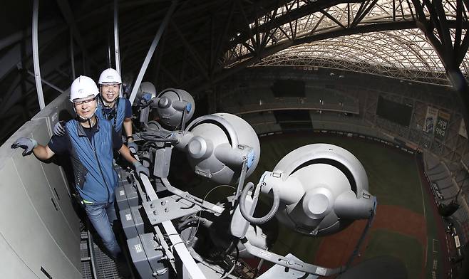 돔경기장 시설팀 이춘우 과장(앞)과 이민승 대리가 지난 5일 오전 서울 구로구 고척스카이돔에서 조명 점검을 마친 뒤 포즈를 취하고 있다. 김경록 기자