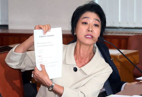 2014년 국회 국토위 국정감사에 참고인으로 출설한 배우 김부선 씨가 질문에 답하고 있다. [중앙포토]
