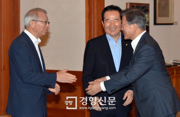 양승태 대법원장(왼쪽)이 지난 12일 청와대에서 열린 ‘5부요인초청 정상외교성과 설명회’에 참석해 문재인 대통령(오른쪽)과 인사하고 있다. / 서성일 기자 centing@kyunghyang.com