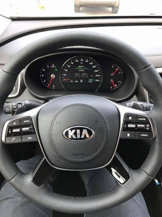 더 뉴 쏘렌토 전용 4스포크 반펀칭 스티어링 휠 (사진=지디넷코리아)