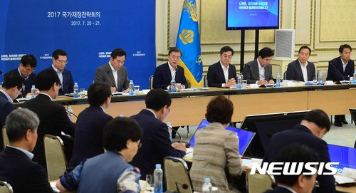 【서울=뉴시스】전신 기자 = 문재인 대통령이 20일 청와대 영빈관에서 열린 국가재정전략회의에서 모두발언하고 있다. 2017.07.20.   photo1006@newsis.com  <저작권자ⓒ 공감언론 뉴시스통신사. 무단전재-재배포 금지.>