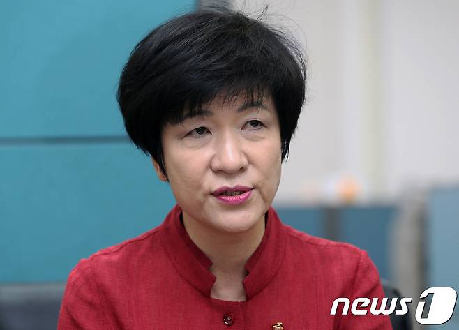 고용노동부 장관 후보자로 내정된 김영주(62) 더불어민주당 의원이 23일 서울 여의도 국회에서 입장발표 기자간담회를 갖고 있다. 2017.7.23/뉴스1 © News1 이동원 기자