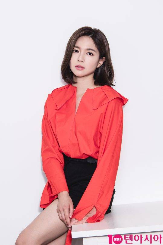 배우 이엘리야가 여린 몸매와는 상반된 차가운 표정으로 반전 매력을 보여주고 있다. / 사진=이승현 기자lsh87@