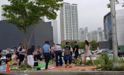 현대건설이 인천 연수구 송도에서 분양하는 ‘힐스테이트 송도 더 테라스’에 청약하려는 사람들이 청약 신청을 하려고 수십 시간 줄을 서는 불편을 겪었다. 일부 청약자들은 텐트와 돗자리, 간이 의자까지 가져와 청약 순서를 기다렸다. /독자 손정은씨 제공