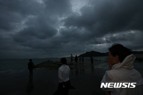 【서울=뉴시스】조수정 기자 = 김봉규 한겨레신문 출판국 사진부 선임기자가 '팽목항에서' 사진집을 출간하고 동명의 사진전을 연다. 사진은 2014년 7월9일 오후 팽목항. (사진=김봉규 기자 제공) 2017.07.25.  photo@newsis.com