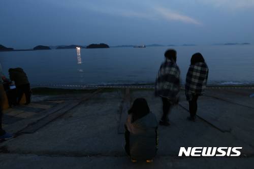 【서울=뉴시스】조수정 기자 = 김봉규 한겨레신문 출판국 사진부 선임기자가 '팽목항에서' 사진집을 출간하고 동명의 사진전을 연다. 사진은 김봉규 기자가 촬영한 팽목항. 2014년 4월 25일 오후.(사진=김봉규 기자 제공) 2017.07.25  photo@newsis.com