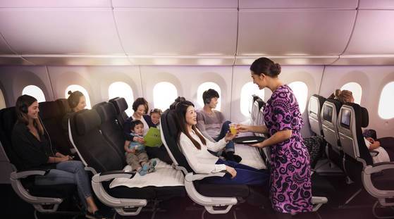 이코노미 3좌석을 소파처럼 평평하게 이용할 수 있도록 디자인한 에어뉴질랜드 스카이카우치. [사진 에어뉴질랜드]