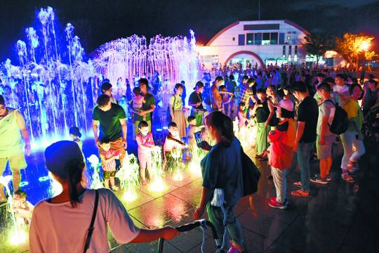 다대포 해변공원에 있는 꿈의 낙조분수는 전국 최대 규모로 낮에는 물놀이 장소로, 밤에는 공연장으로 변신한다. 화려한 조명 속에서 분수쇼가 진행되는 가운데 가족 관람객들이 물놀이를 즐기고 있다. 사하구 제공