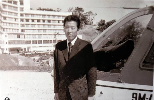 ▲1970년대 초 겐팅 하이랜드호텔이 완공된 뒤 헬기를 타고 현장에서 전락원 회장이 기념포즈를 취하고 있다. ⓒ파라다이스