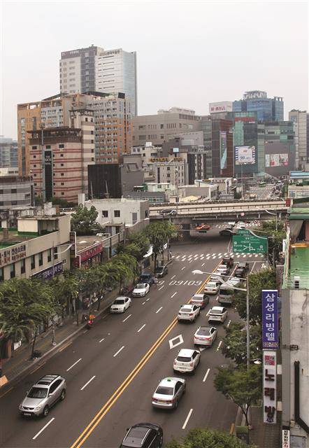 구로공단에서 일하는 근로자들의 삶의 터전이자 휴식처였던 가리봉오거리. 가리봉시장길과 공단길 그리고 남부순환로가 교차하면서 생긴 다섯 갈래의 길이 사방으로 뻗어 있다. 지금은 가산디지털단지오거리라는 낯선 이름으로 변경됐고 중국동포 등 외국인 거주자들의 초기 정착지가 됐다. 구로공단에서 일하는 근로자들의 삶의 터전이자 휴식처였던 가리봉오거리. 가리봉시장길과 공단길 그리고 남부순환로가 교차하면서 생긴 다섯 갈래의 길이 사방으로 뻗어 있다. 지금은 가산디지털단지오거리라는 낯선 이름으로 변경됐고 중국동포 등 외국인 거주자들의 초기 정착지가 됐다.