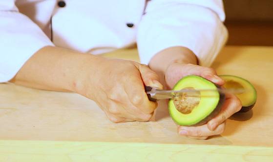 씨는 칼 끝으로 박수치듯 콕 찍으면 쉽게 제거할 수 있다.