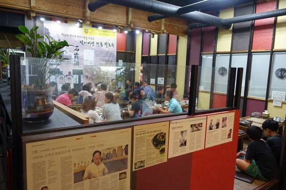비가 많이 오던 토요일 오후 1시인데도 음식점에는 손님이 많았다. 칸막이 벽에는 이상권 대표와 석로주를 소개한 각종 매스컴 기사 스크랩이 게시돼 있다.