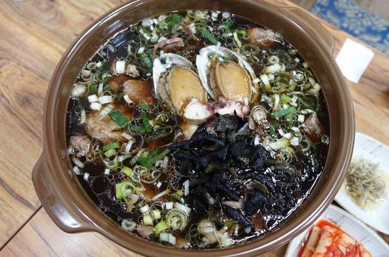 석이전복백숙의 갈색 국물은 맑지만 맛은 진하고 깊다. 약재가 30가지 들어갔지만 약 냄새는 전혀 나지 않는다. 이 음식을 개발하면서 맛이 제대로 나올 때까지 닭을 180마리쯤 삶아봤다고 한다.