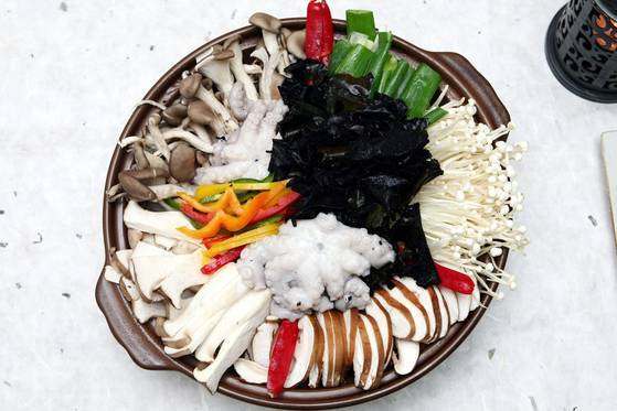 석이와 여러 가지 버섯, 낙지가 들어간 석이버섯전골은 사골과 해물 육수를 섞어서 써 국물이 시원하고 구수하다. [사진 석이원]