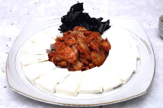 귀한 석이가 올라간 석이두부김치. [사진 석이원]