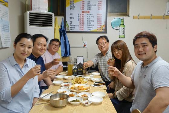 지난 18일 낮 12시 서울 낙원동 한식집 ‘호반’에서 내로라하는 애주가들이 모여 석로주 시음회를 열었다. 3명은 2015년 주류박람회 때 마신 석로주 맛을 기억하고 있었다. 그때보다 술 맛이 많이 좋아졌다는 평을 들었다. 왼쪽부터 유이진·이승훈 백곰막걸리&양조장 공동대표 부부, 이상권 대표, 나, 이지민 PR5번가 대표, 조성주 한식주점 얼쑤 오너셰프.
