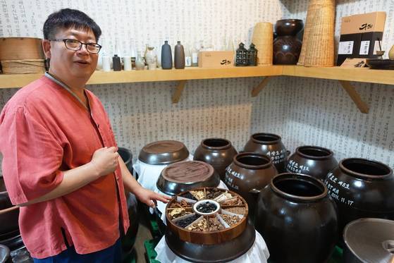 이상권 대표가 석이주 발효실에서 술에 들어가는 한약재를 보여주고 있다. 오장에 좋은 약재 5가지씩 25가지가 들어간다. 하얀 포가 덮인 항아리에서는 술이 익고 있다. 독 하나는 시험적으로 석탄주(惜呑酒; 향이 좋아 삼키기 안타깝다는 이름의 술)를 빚고 있다.