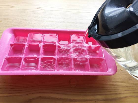 만들어 놓은 식초물을 얼음틀에 부어 냉동실에 얼리면 끝. 식초얼음 만들기 참 쉽다.