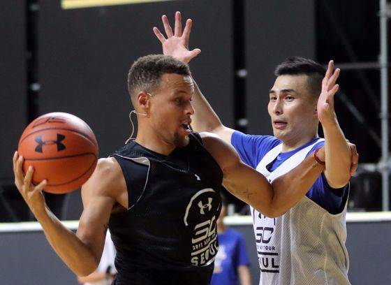 커리가 팬 미팅 행사 중 열린 5대5 경기에서 공격. [연합뉴스]