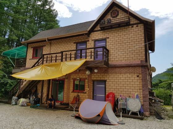 충북 제천 묘재마을 뒷 산에 있는 이 펜션에서 주말마다 누드 동호회 회원들의 파티가 벌어진다고 한다. 최종권 기자