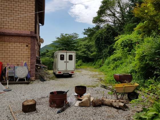 충북 제천 묘재마을 뒷 산에 있는 이 펜션에서 주말마다 누드 동호회 회원들의 파티가 벌어진다고 한다. 최종권 기자