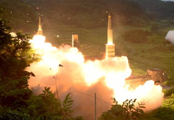 29일 오전 한미 연합군이 동해안에서 실시한 탄도미사일 사격훈련에서 사거리 300km의 현무-2를 발사하고 있다. 이날 훈련은 북한의 대륙간탄도미사일(ICBM)급 미사일 발사 도발에 대응하기위해 열렸다.  합동참모본부는 이날 "한국군의 현무-2와 미 8군의 에이태킴스(ATACMS) 지대지 탄도미사일을 발사, 표적에 정확히 명중시켰다"고 밝혔다.(합동참모본부 제공) 2017.7.29/뉴스1  <저작권자 © 뉴스1코리아, 무단전재 및 재배포 금지>