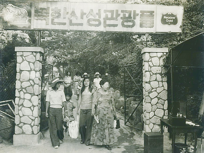 1974년 여름 최순실 일가가 북한산성에 물놀이 갔을 때 찍은 사진. 앞줄 왼쪽부터 최순실, 조용래, 최순천, 임선이 © 사진=조용래 제공