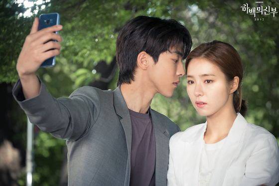 앞과 옆은 평범한 헤어 스타일이면서 뒷머리를 길게 길러 무게감을 준 남주혁. [사진 tvN 페이스북]