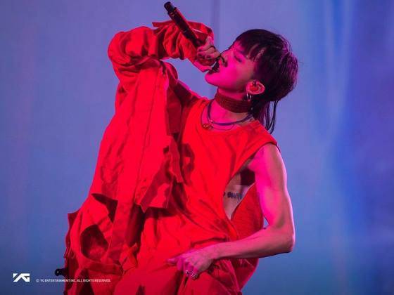 뒷머리에 헤어 피스를 붙인 독특한 '울프컷' 스타일로 시선을 사로잡은 지드래곤. [사진 지드래곤 공식 페이스북]