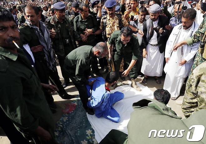 31일 예멘 수도 사나의 타흐리르 광장에서 3세 여아를 성폭행 후 살해한 혐의로 사형 판결을 남성의 '공개 처형'이 준비되고 있다. © AFP=뉴스1