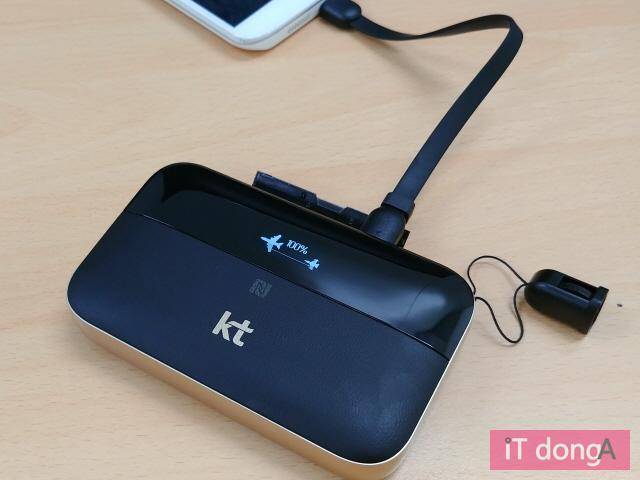 기기 충전 중 표시되는 공중급유 아이콘이 신선하다